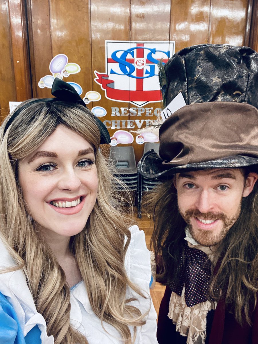 Alice & The Hatter had another busy day today. They enjoyed fantastical tea parties with their new friends at @StGeorgesG52 & @saintandrewsps, and hope the boys and girls had as much fun as they did 🤩 #BookWeekScotland #storytelling #aliceinwonderland #music #drama