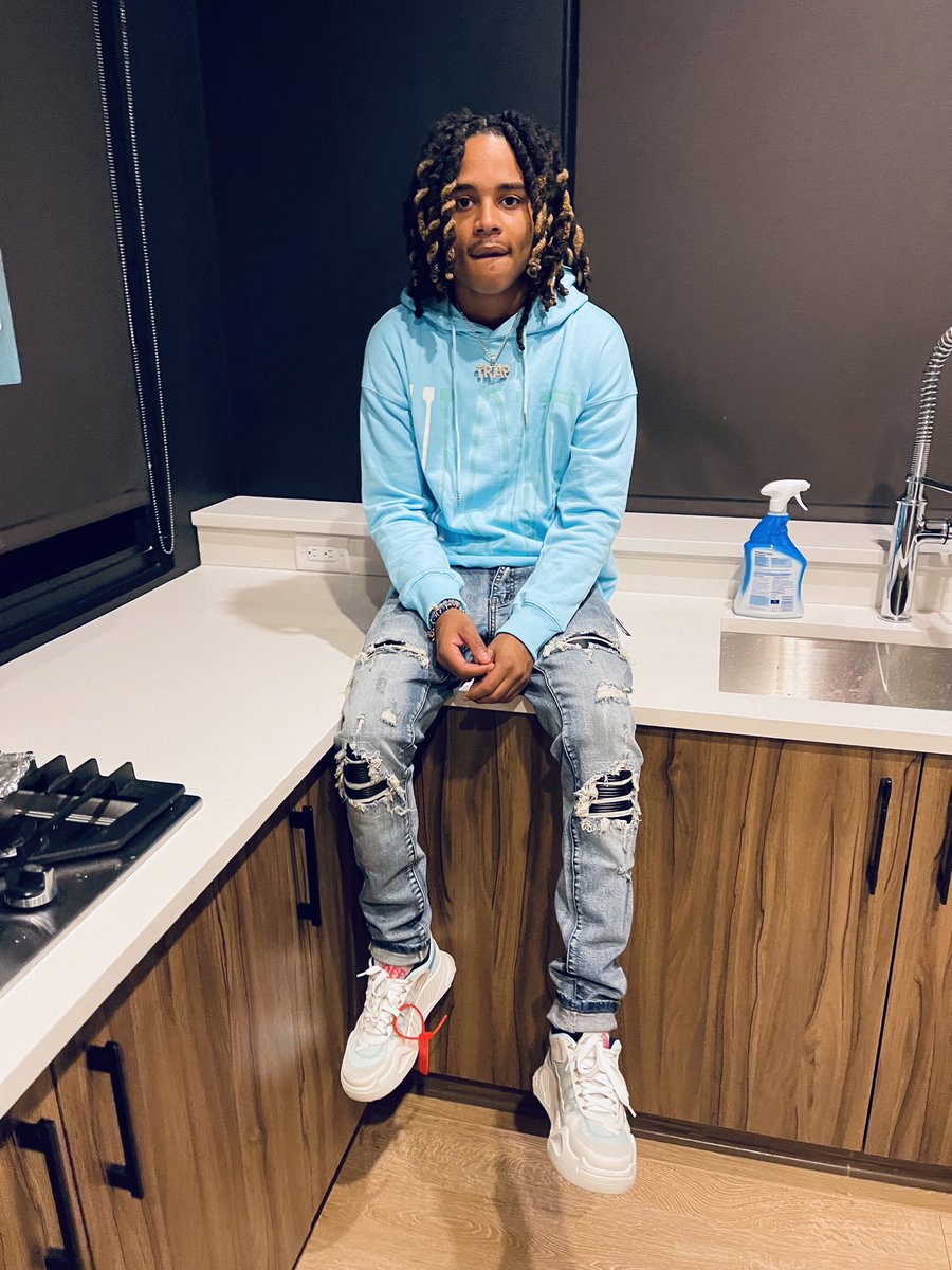 Blocksidechris's tweet photo. Ian fucking up this paper till the pack gone…..📦💸 #Blockside4L🏚 https://t.co/j1sQs693zp