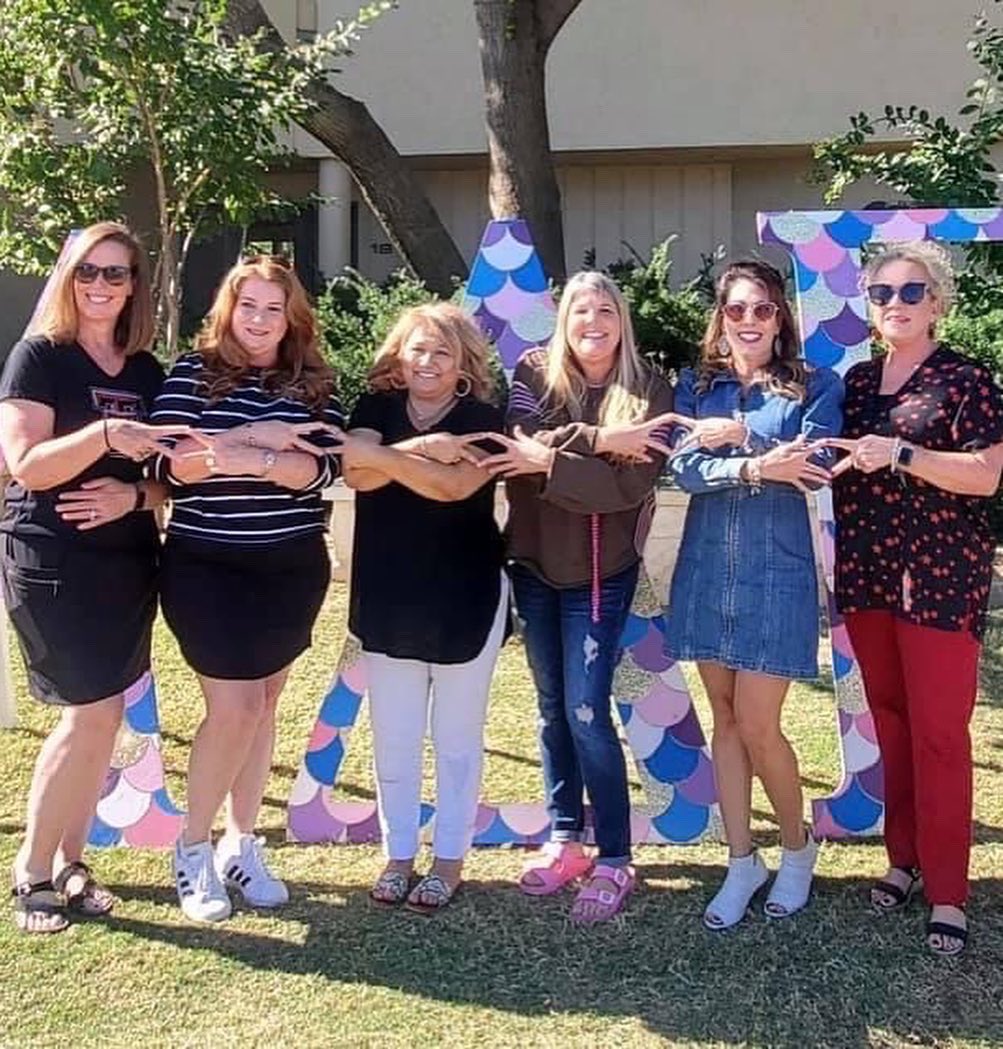 Taking a look back on the wonderful memories from our Alumnae!!💎💎

HUGE thank you to our Alumnae for all the hard work and dedication they put into our one of a kind sisterhood!!❤️🌟
#sisterhoodforlife #notjust4years #bethefirst