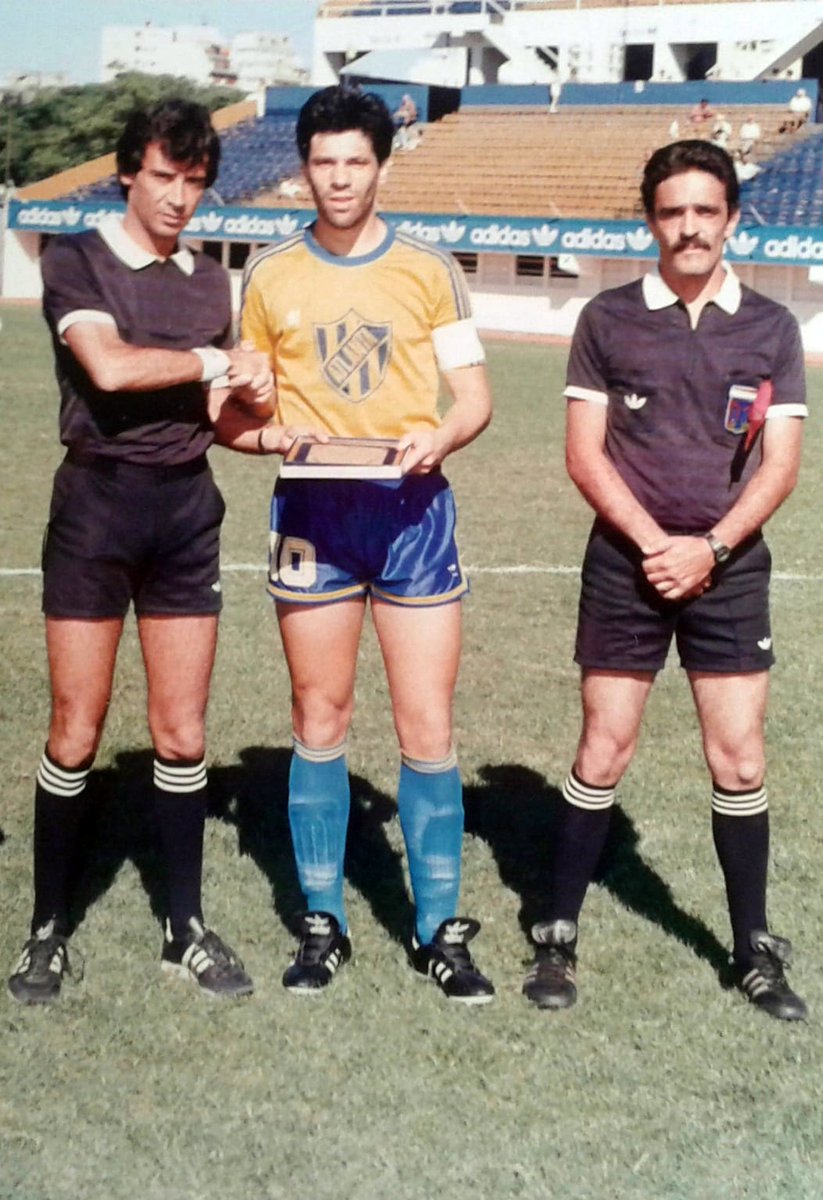 Humberto Dellacasa (el peor árbitro que vi en mi vida) saludándose con el Pepe Castro (mas que saludar uno de los dos le esta dando una plaqueta al otro), la tarde que la voz del estadio Bohemio le pidio a sus hinchas que asesinaran al referí (1990)