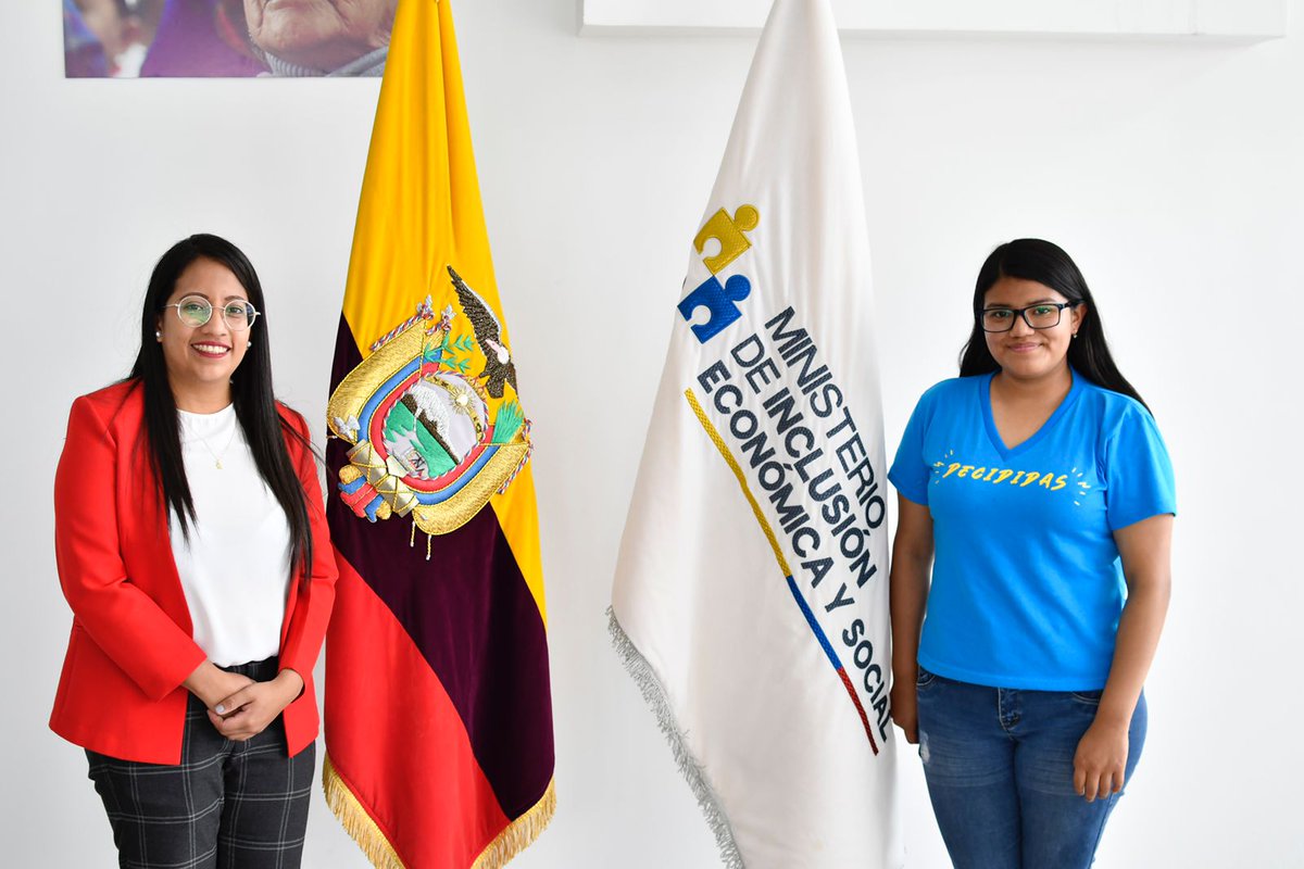 DHumanoEc's tweet photo. ¡Buenas noticias!
Junto a @Plan_Ecuador la viceministra de Inclusión Social, @VeronicaCandoB, participó del gran evento #TomasDePoder en donde 16 niñas de la organización “Movimiento Por Ser Niña" experimentaron el abrazo social del #GobiernoDelEncuentro. https://t.co/dOXChvDRmE