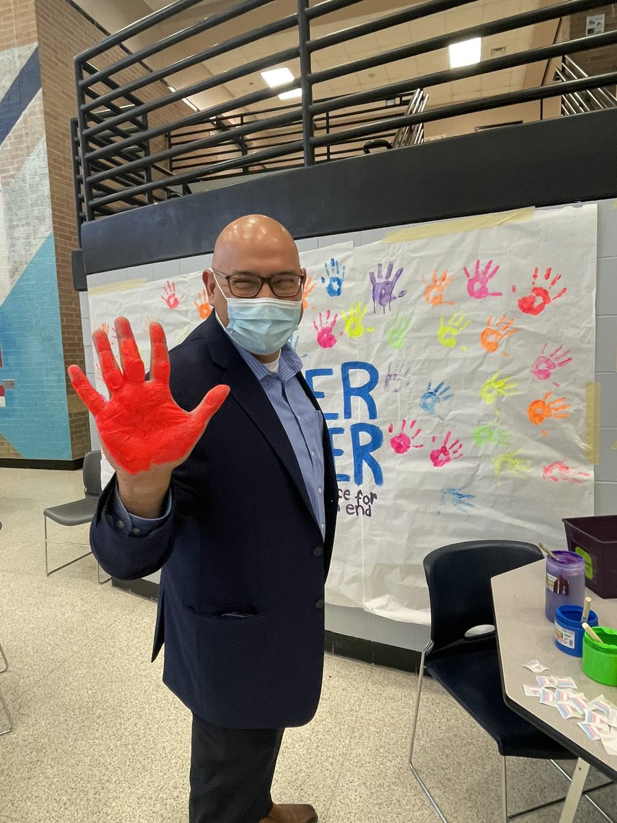 GsaChavez's tweet photo. Here’s @educatorsimpact (Dr.Landa),our principal,participating in our stronger together poster! https://t.co/uKmMVUmkeT