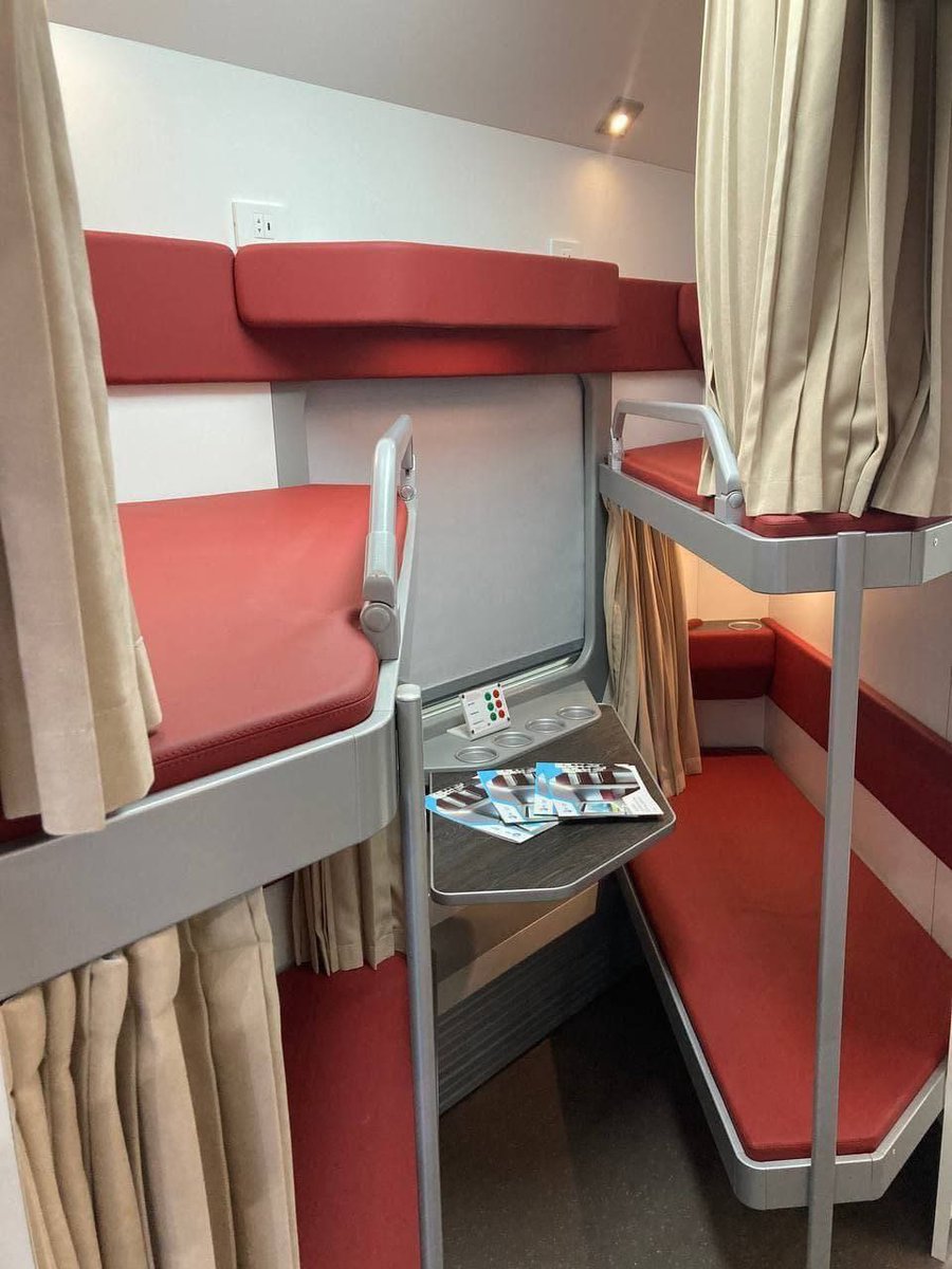 Новые вагоны ржд плацкарт. Женские вагоны ржд. Женское купе. Капсульный вагон ржд. Поезд таврида плацкарт.