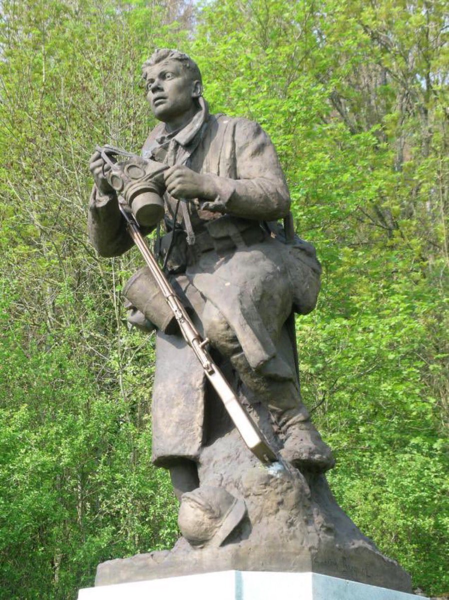 foxton44's tweet photo. A rarely visited war memorial at Samogneux, near Verdun features a sculpture by Gaston Broquet which depicts a terrified young soldier trying to put his gas mask on, The work is entitled "L'alerte aux gaz". https://t.co/P6YVXCrqyO