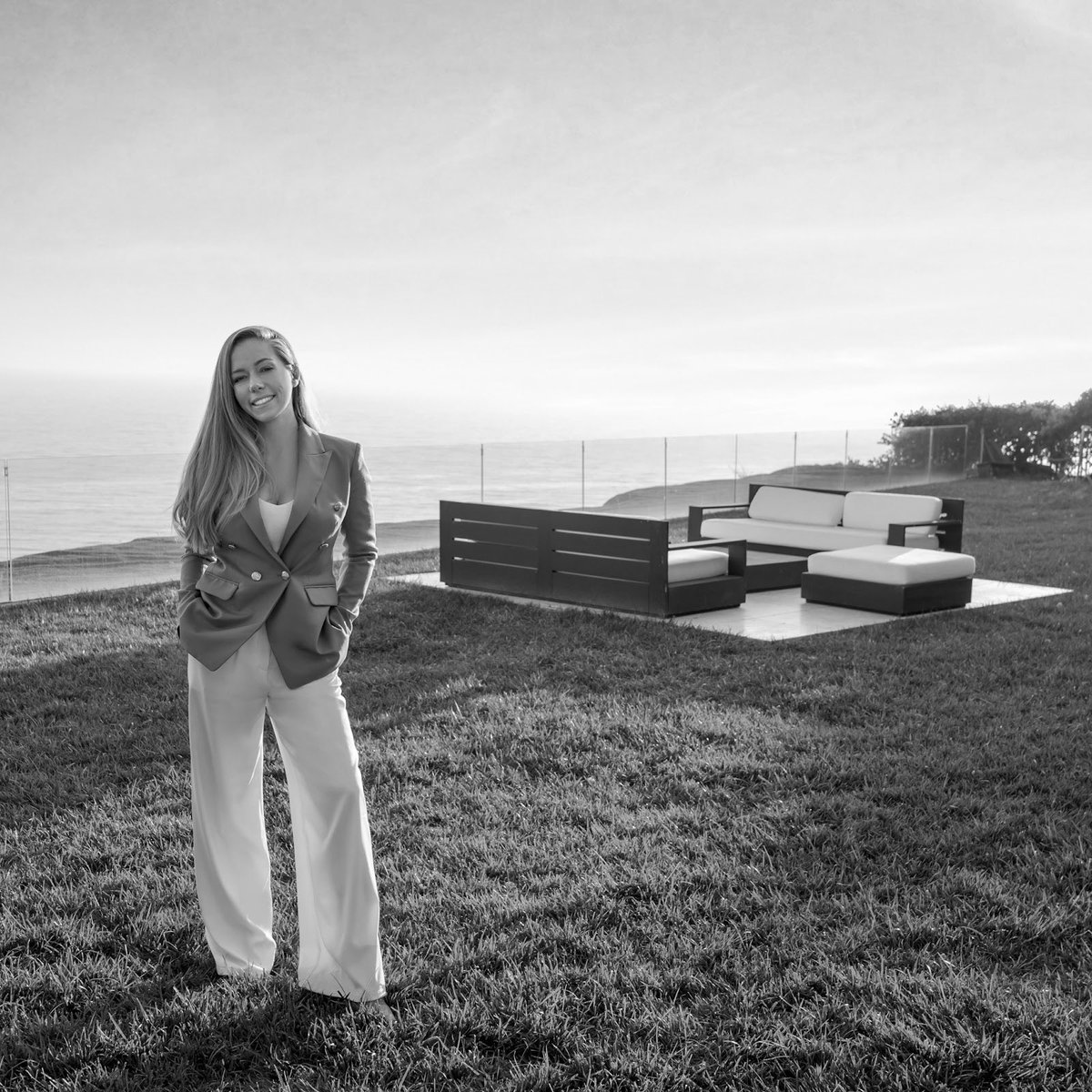 KendraWilkinson's tweet photo. I can’t believe how close we are to the premier! #KendraSellsHollywood is available tomorrow on @discoveryplus ! Subscribe, stream, and watch me sell 🖤 #discoveryplus @hgtv https://t.co/DukcgaJcsx
