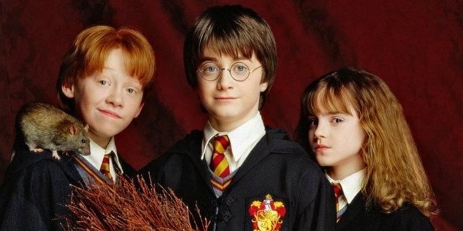 MuggleNet's tweet photo. GALLOPING GARGOYLES! THE GOLDEN TRIO IS BACK!! Dan, Emma, and Rupert to Reunite for HBO Max Special in January 2022! https://t.co/gEbpiRJEQ7 https://t.co/lIzke7r00P