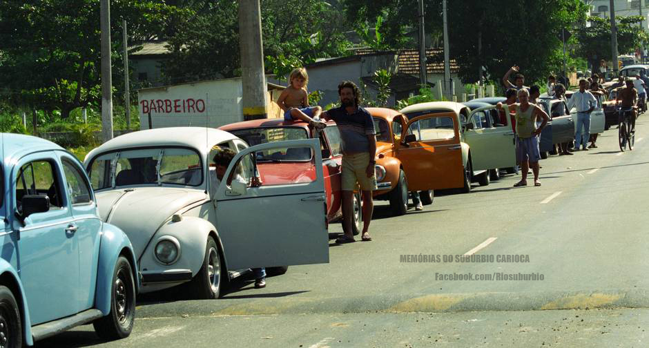 RioSuburbio's tweet photo. Fila para o posto de gasolina BR da Rua Felipe Cardoso, em Santa Cruz. 07/06/1993
Acervo: Jornal O Globo.
📸Marcos André Pinto.
Curta @RioSuburbio
#Rio #Fusca #VW #fila #Gasolina #acervo #pesquisa @ORioAntigo #Carrosantigos #memorias #zonaoeste #oldrio #memoriasdosuburbio https://t.co/Ao5XGB1L65