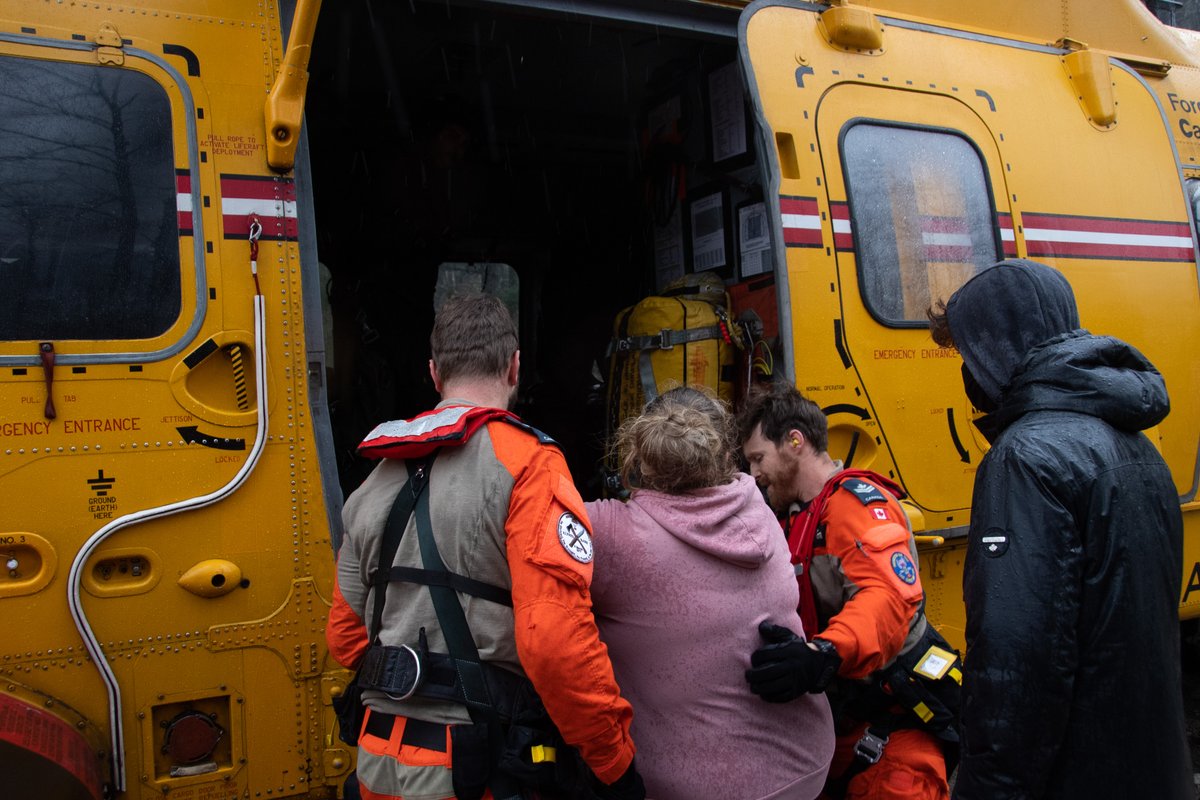 RCAFOperations's tweet photo. A job well done by @RCAF_ARC’s 442 Transport &amp; Rescue Squadron.  Using 3 CH149 helicopters and supported by a CC115 Buffalo, the Sqn evacuated 311 people, 26🐕 and a🐈 to safety in Agassiz after being trapped by landslides on roads in BC. @CFOperations @MARPAC_FMARP @BCGovNews https://t.co/TXPPR7ih9a