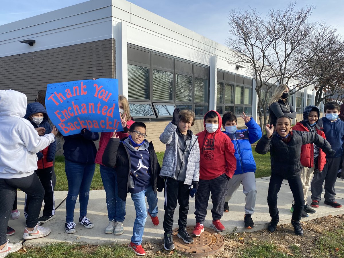 AddisonSD4's tweet photo. ¡ASD4 quisiera agradecer a @EnchantedBP por proporcionar dos camiones llenos de útiles escolares a @ArmyTrailASD4! ¡Gracias por apoyar a los estudiantes en la Army Trail School! ¡Los estudiantes y personal estaban muy agradecidos de recibir una donación tan generosa! #ASD4ALL https://t.co/pd9UGt9jfi