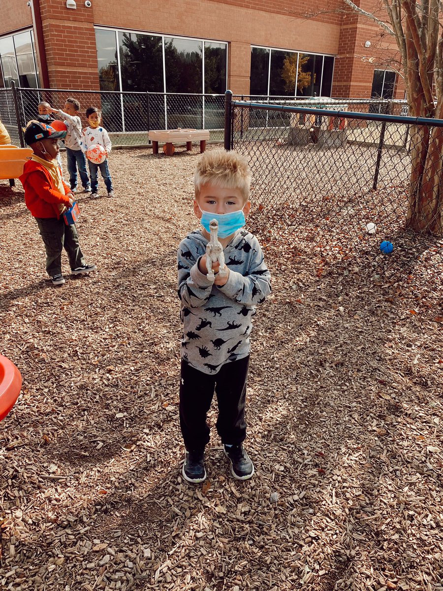 RCPS_EarlyLearn's tweet image. Cover me in sunshine ☀️ 
#playgroundvibes #DPH #PAT #sunshine #autumn #moveyourbody