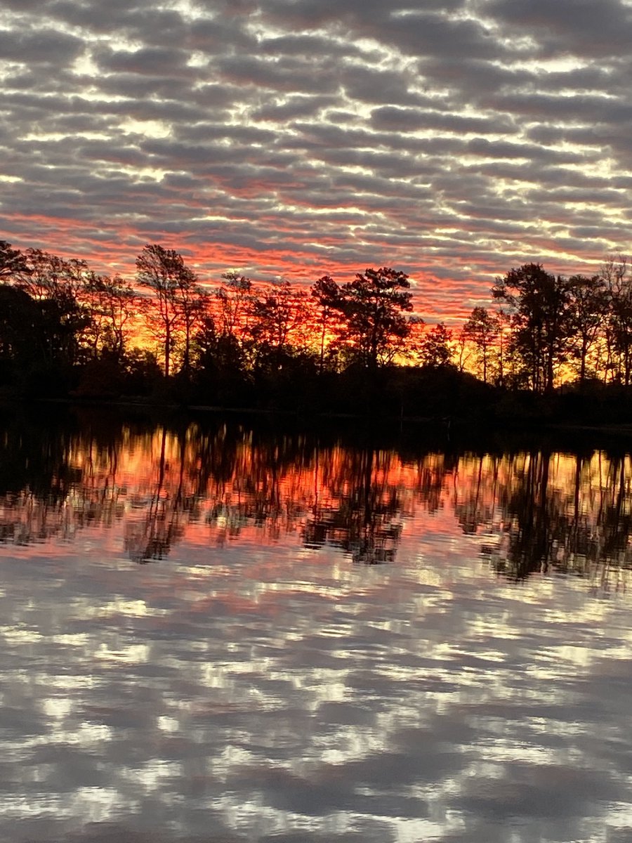 reading4gifted's tweet photo. Intriguing sunrise with reflected clouds this morning! https://t.co/aYQ72jRbe4