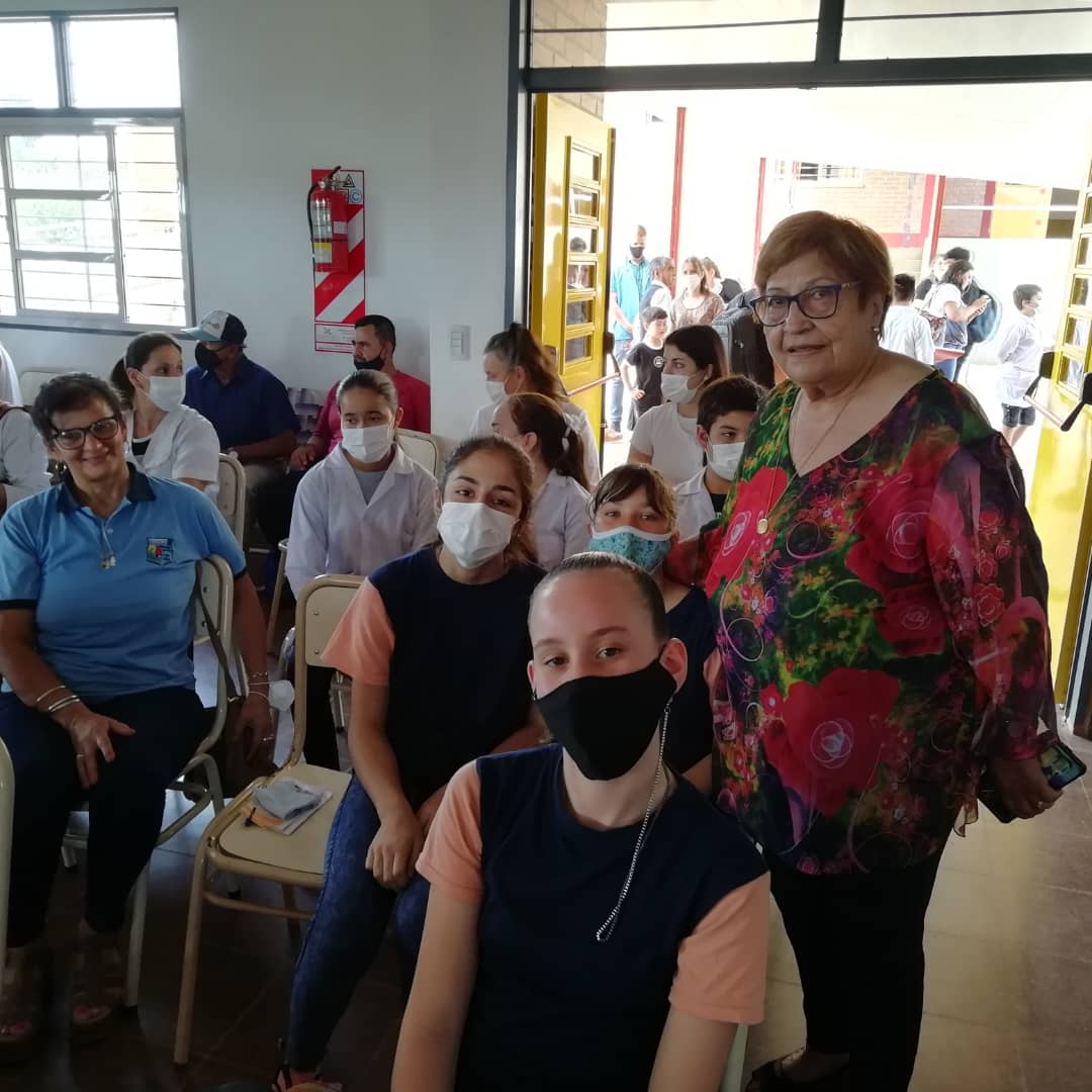 Escuela270's tweet photo. Instancia Zonal del Concurso de Preguntas y Respuestas del @ConozcoMisiones  en la Escuela N° 494 de Campo Grande. Nos representan Florencia, Tamara y Julieta.
@CGEMisiones @misioneseduca @CristianFA13 @miguel_sedoff https://t.co/Pf5u7nMDbY