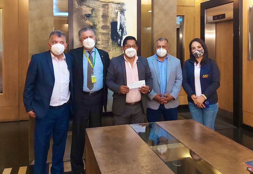 Magamsec's tweet photo. #HOYl El Mgs. Mauro Shakai Kaniras, Alcalde del cantón #Huamboya y Presidente de nuestra Mancomunidad, firmó un contrato de donación con la  Embajada de #Japón,  para el proyecto de adquisición de una ambulancia para el cuerpo de bomberos de su cantón. https://t.co/5AszoxsCnU