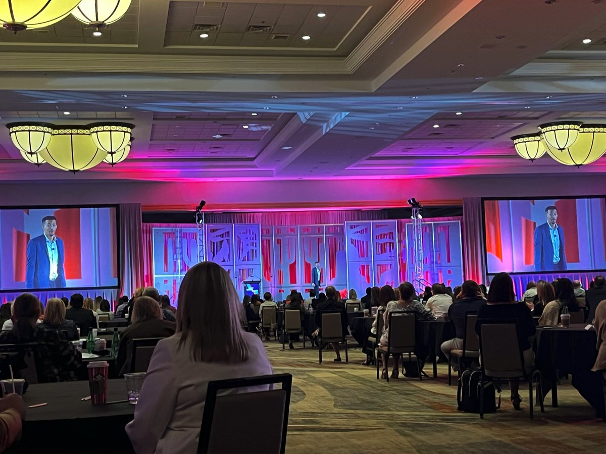 ClarenceDayPSU's tweet photo. The speaker showcase is amazing. @ryanleak is absolutely terrific! #ChasingFailure #FICP21 https://t.co/4Iz45S10Nb