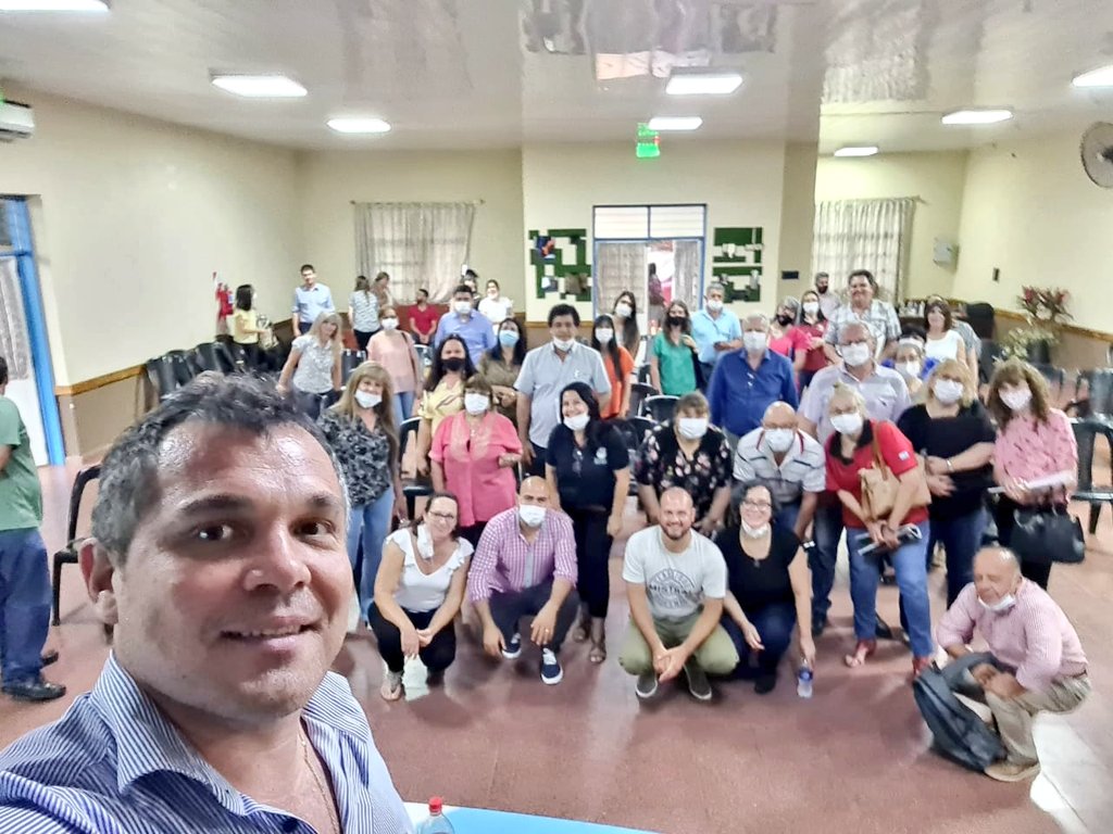oviedo_luis's tweet photo. #Hoy, @DirEdSup_Mnes @jalbertogalarza @linares_cielo ylos 21 institutos y las 3 extensiones:Rectores, vice, secretarios de los ISFD reunidos en Jardín América.  
¡Gracias JCyD; Direc de Títulos por el gran trabajo realizado!
¡Muchas gracias @grillo141 @cjdechat por estar siempre! https://t.co/Xva9vmQggS