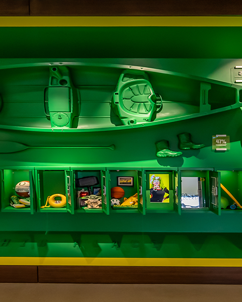 adventresults's tweet photo. The Student Welcome Center @uoregon is one-of-kind, just like the Ducks. It rewards curiosity and is full of surprises: oversized gear walls, treasures in lockers, an enchanted book, Easter Egg moments in the alumni library. #GoDucks #movepeople #storytelling https://t.co/DUh8vJEzFM