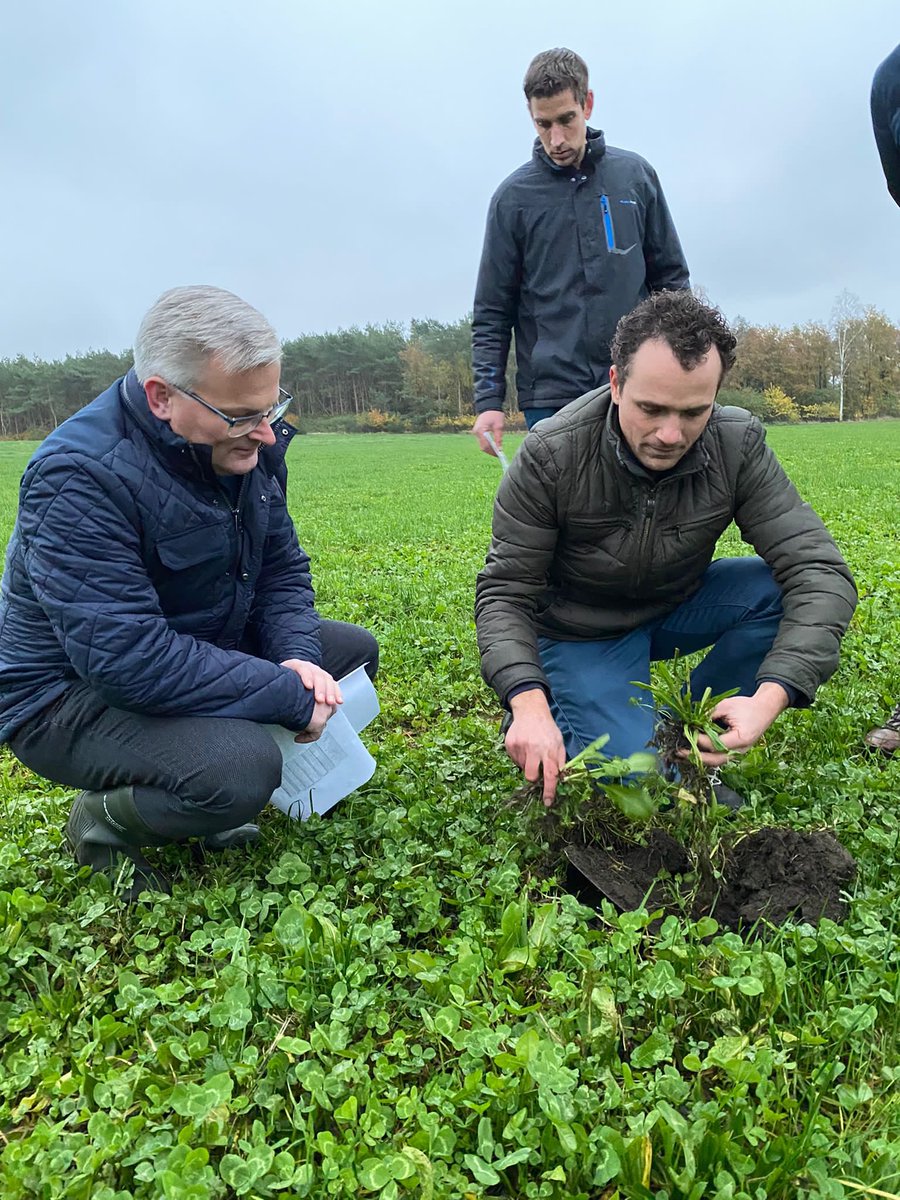 GertHarmtB's tweet photo. Boeiend bezoek aan onderzoeksboerderij Erve Mentink van Gerard en @ElsUijterlindeM. Praktijkonderzoek naar meer eiwit van eigen land door kruidenrijk grasland. Samen met collega-boeren praktisch onderzoek doen en met vakmanschap en voermanagement stikstofemissie terugdringen. https://t.co/9J1DJAxo2Z
