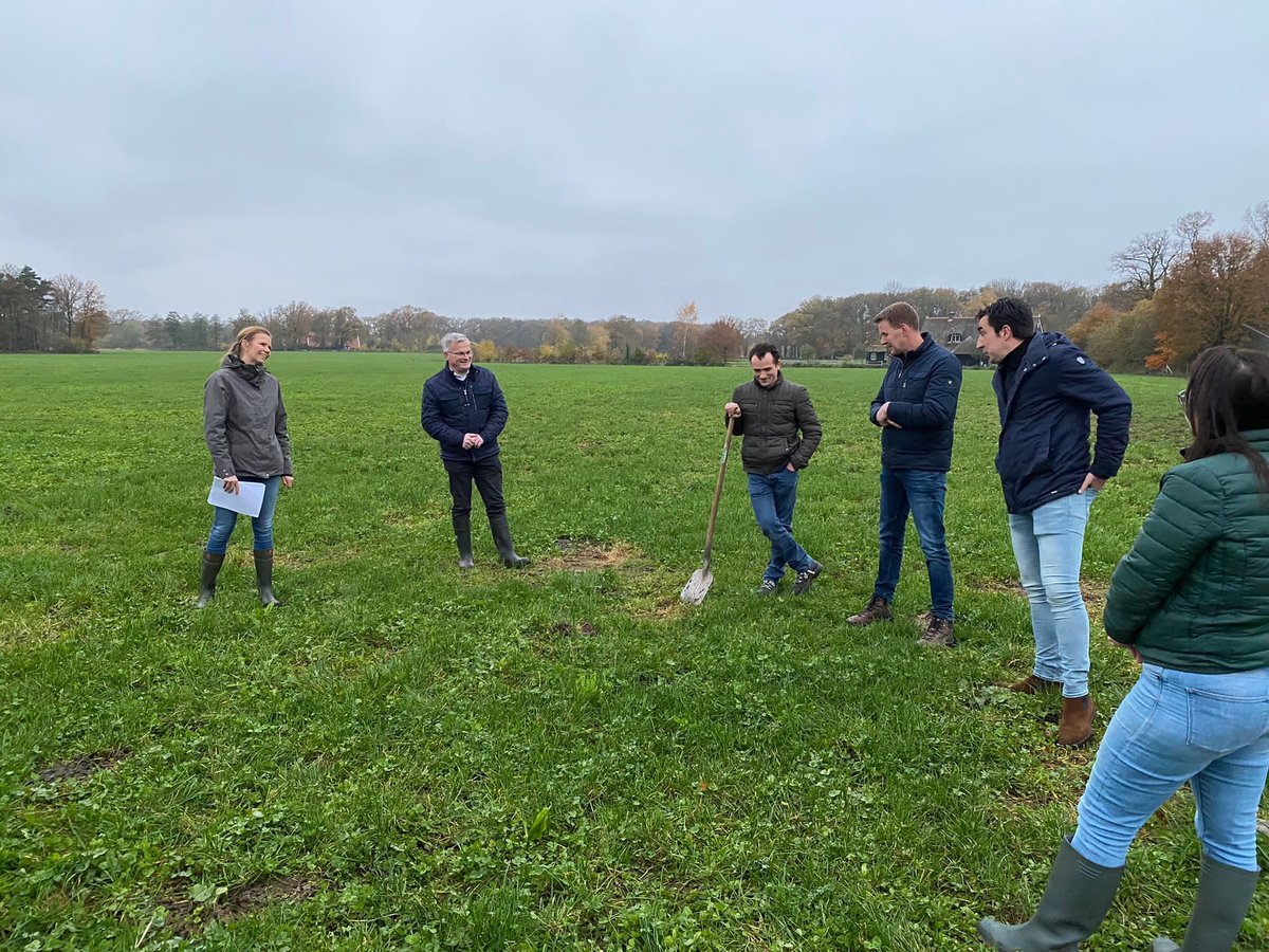 GertHarmtB's tweet photo. Boeiend bezoek aan onderzoeksboerderij Erve Mentink van Gerard en @ElsUijterlindeM. Praktijkonderzoek naar meer eiwit van eigen land door kruidenrijk grasland. Samen met collega-boeren praktisch onderzoek doen en met vakmanschap en voermanagement stikstofemissie terugdringen. https://t.co/9J1DJAxo2Z
