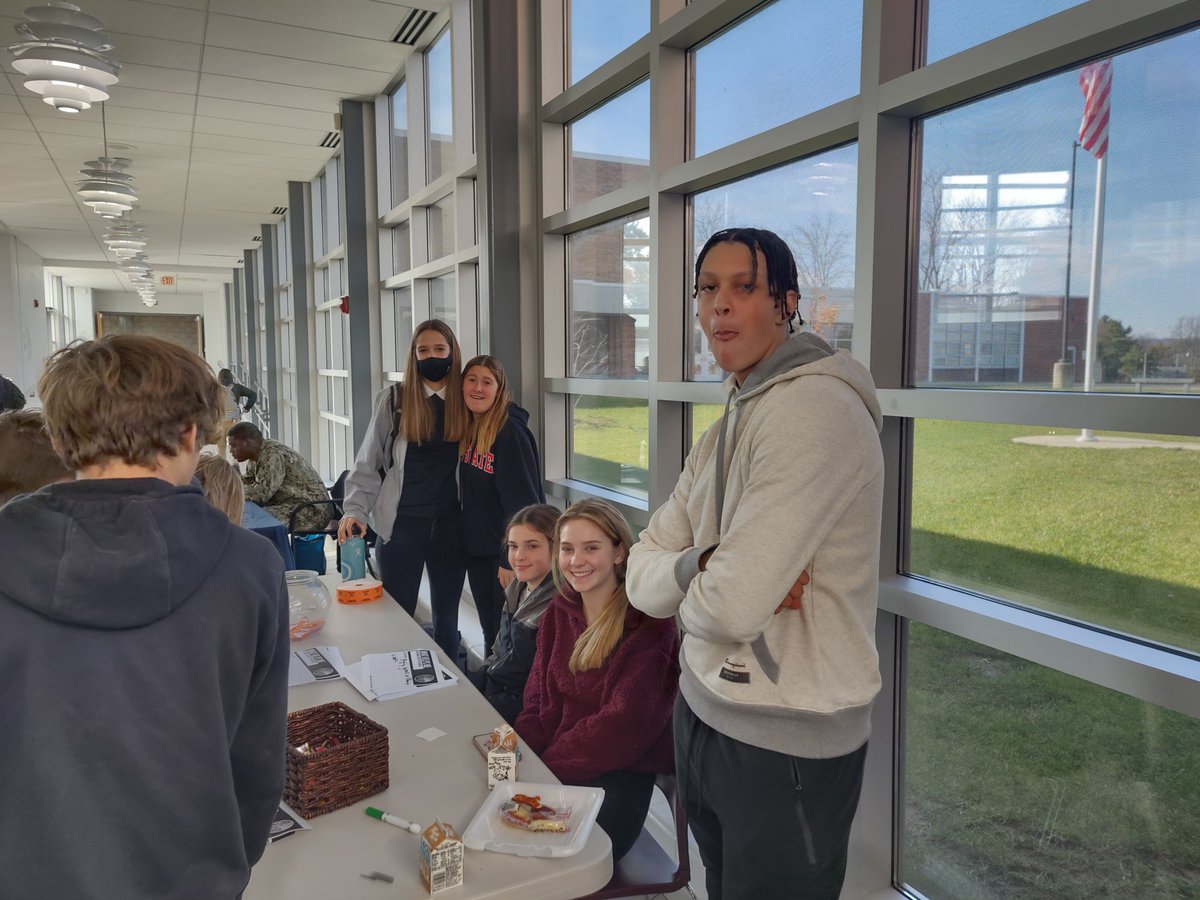 NewarkCounselor's tweet photo. Sources of Strength Peer Leaders engaging students with the #WhatHelpsMe campaign at lunch. https://t.co/JBvITyuiCh