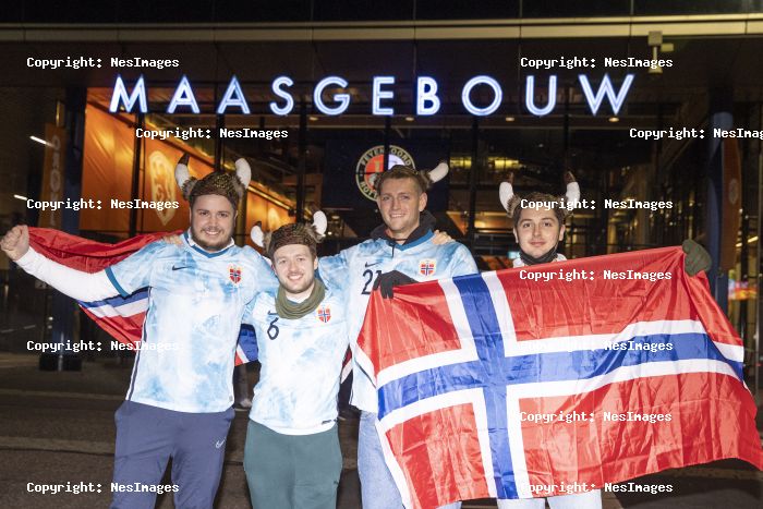 xSP23's tweet photo. Oppdatering, vi er utenfor De Kuip, @SimagesNe har vært å tatt bilder av oss, det er kaldt. Når kommer @nff_landslag sin buss? 🤷‍♂️ https://t.co/02WX9Sqpsg