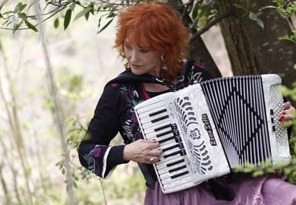 HolleyFuller4's tweet photo. Begoña Larrañaga, spanish accordion and keyboards player. 
#BegoñaLarrañaga #EnriqueUrquijo &amp; #LosProblemas #OrquestaPinha https://t.co/qWwpfnSS4h
