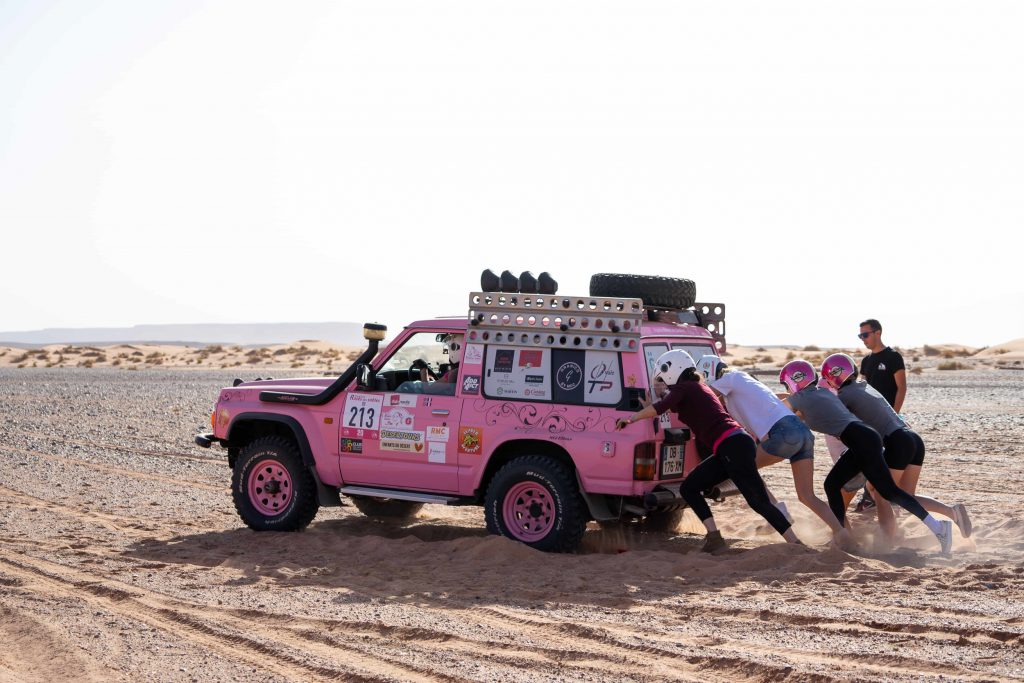 Le Trophée Roses des Sables: aventure et solidarité féminine - nomademagazine.com/2021/11/le-tro…