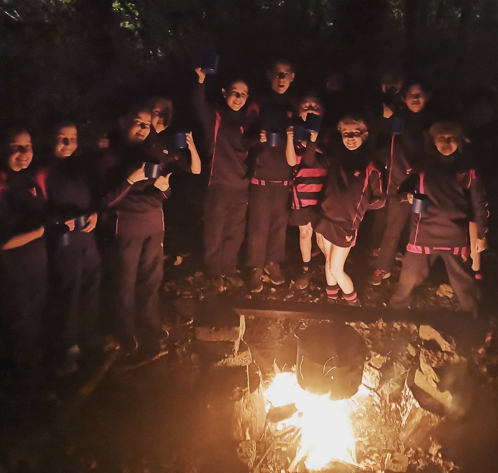 YarmOutdoorEd's tweet photo. Axe work, fire lighting and a cheeky little problem solving activity... These cold, dark nights don't seem to bother our hardy 1st year activity group. #bushcraft #bushcraftcooking #woodlandschool #forrestschool https://t.co/e8GXYlOV89 https://t.co/4wE4ZnTpCa