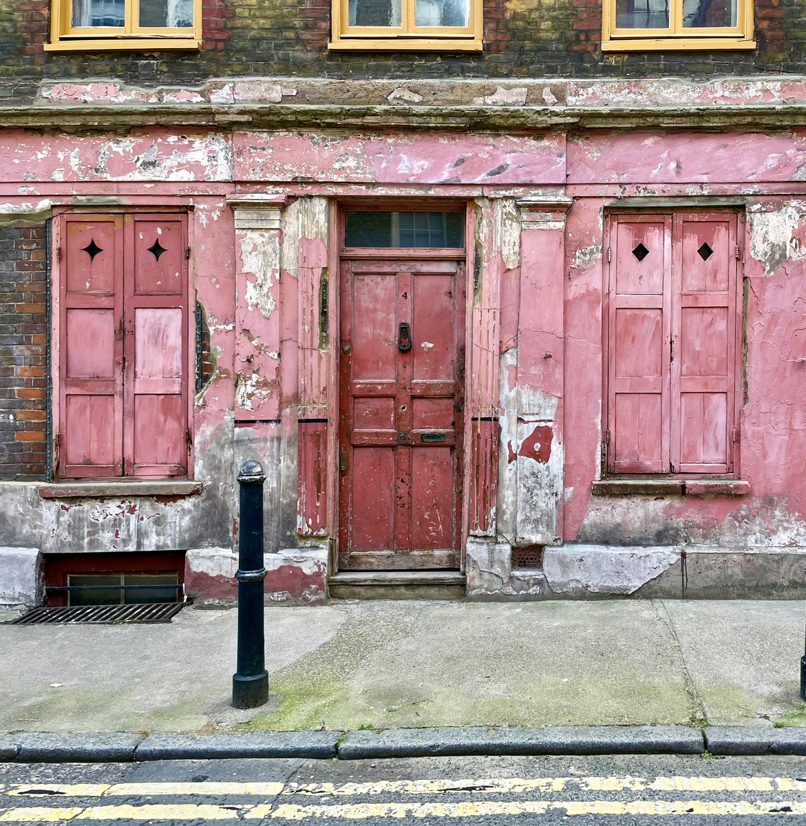 dbeattie22's tweet photo. ‘Old Red Eyes’ Number 4 Princelet Street – a distressed, but beautiful red Georgian house with an interesting history of almost 300 years. Little has changed to the property within that time, a home to both wealthy and poorer tenants. #Spitalfields #LondonHistory @GrimArtGroup https://t.co/9f1eXKndIk
