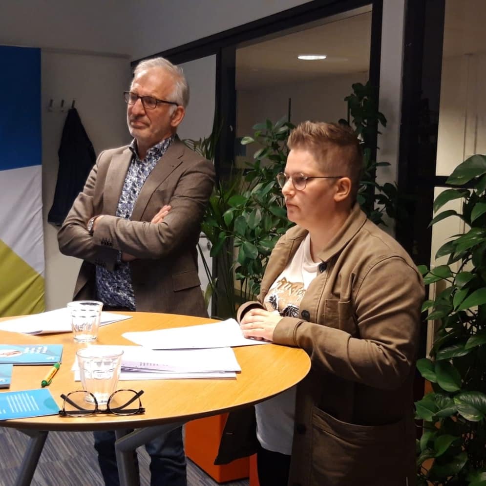 Vandaag gaven Lindsey en Jacqueline en VGN de workshop Leren van slachtoffers van seksueel misbruik aan medewerkers VGN.
Vanwege de coronamaatregelen moest dit online.
De workshop, de filmfragmenten, maar vooral de inbreng van Lindsey maakten veel indruk. @LFBGoes <a href="/VGNbranche/">Vereniging Gehandicaptenzorg Nederland</a>