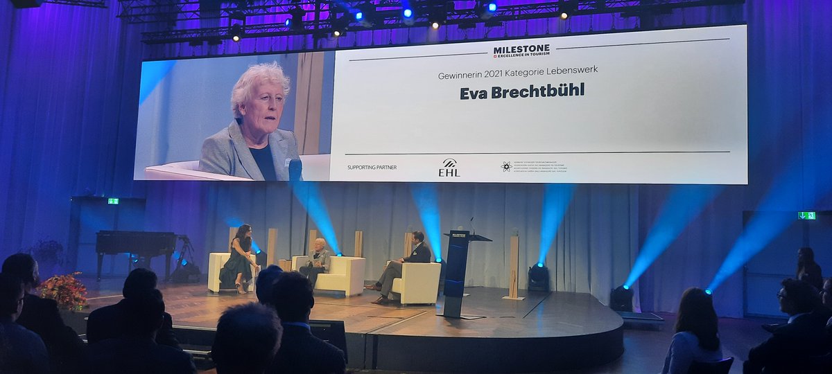 hotelrevue's tweet image. Eva Brechtbühl wird für ihre Verdienste für den Schweizer Tourismus mit dem «Lebenswerk»-#Milestone2021 ausgezeichnet. Sie war von 1971 bis 2008 für @MySwitzerland_d tätig – zuerst im Ausland, später als GL-Mitglied. Heute ist sie ehrenamtliche Tourismusexpertin der #Berghilfe.