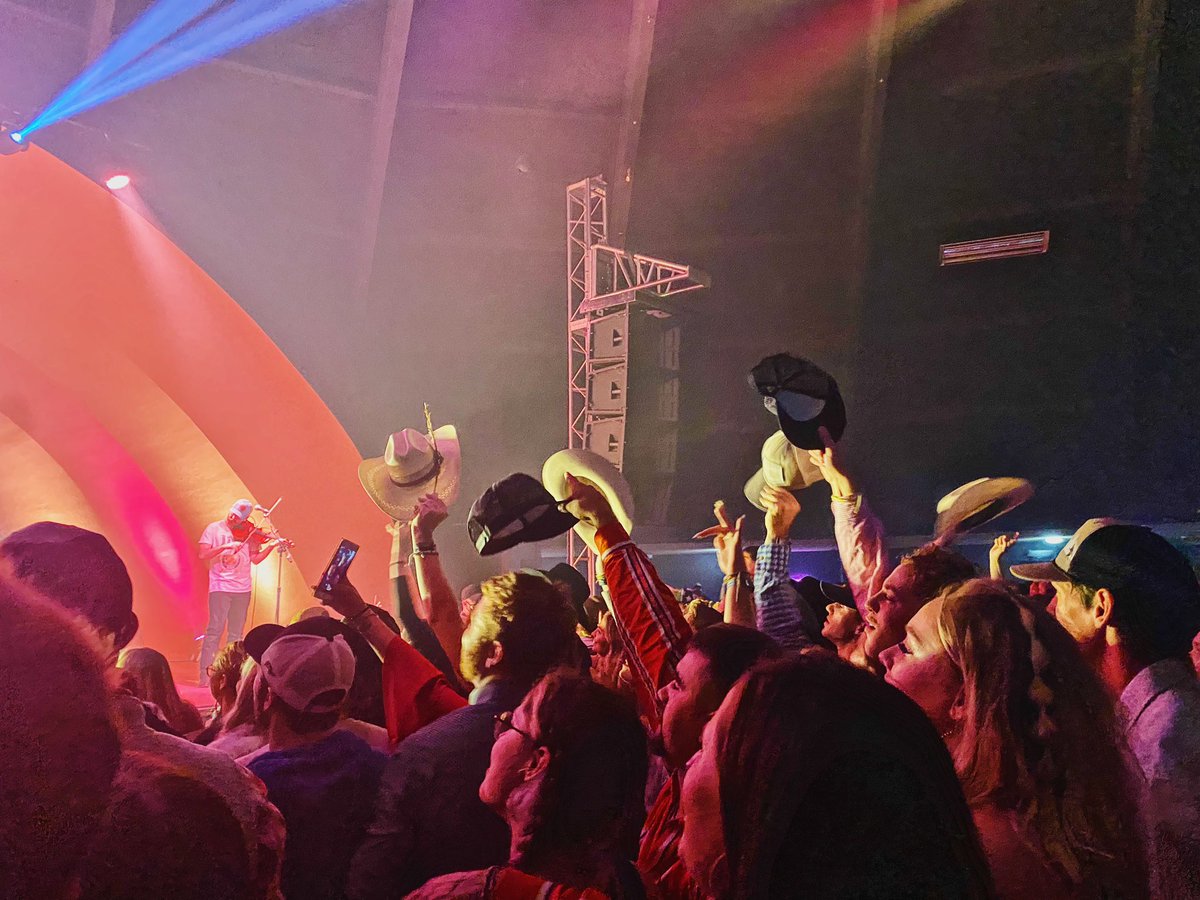 hbaumann39's tweet photo. nothing will ever top the feeling of being in a standing room only crowd, singing with zach bryan at the top of your lungs. best night ever.
@zachlanebryan https://t.co/BK0v3AZ0rM