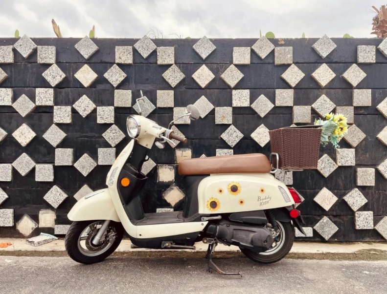 genuinescootco's tweet photo. The Buddy Kick is right at home on weekday rides!
.
.
.
๐ท : @jnetjourneys
#buddykick #genuinebuddykick #genuinekick #sunflowers #florwers #prima #genuinescooter https://t.co/0WC1JpWbgx