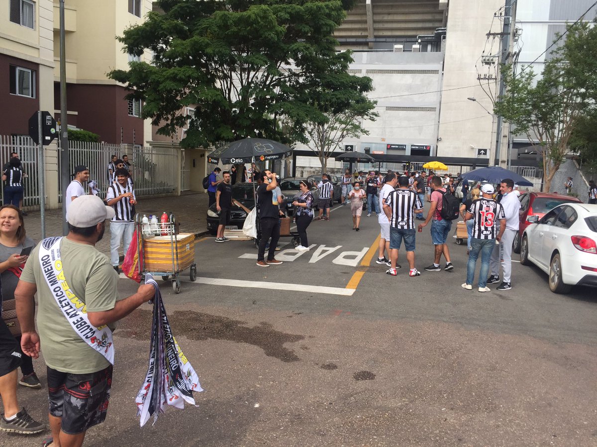 martinsymiguel's tweet photo. Vendedor de faixas de bicampeão do Atlético está sendo ignorado por aqui. “Isso traz zica” e “guarda isso” são as frases gritadas pelos atleticanos que passam por ele. Não vendeu quase nada, até agora. #superfc https://t.co/fFMs2AfAGY