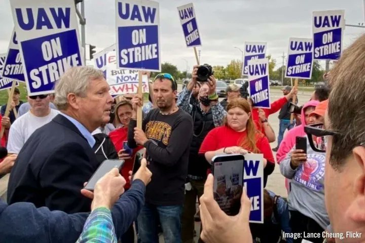GsmithsMarxists's tweet photo. 'A year after being elected, Joe Biden has failed to deliver on any of his promises. The Democratic President, his party, and the capitalist system he represents offer no future for the working class. We must build the forces of Marxism.'

https://t.co/xO3Yg1TkBb
#Marxism #Lefty https://t.co/jDvR0wJlnW