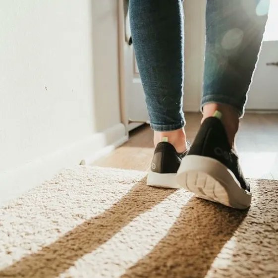 Recover from exercise while you walk around at home. 
When you wear your OOFOS after exercise: Our proprietary OOfoam™ technology provides the perfect blend of cushion and stability. So your joints and muscles recover while you carry on. That’s Active Recovery!