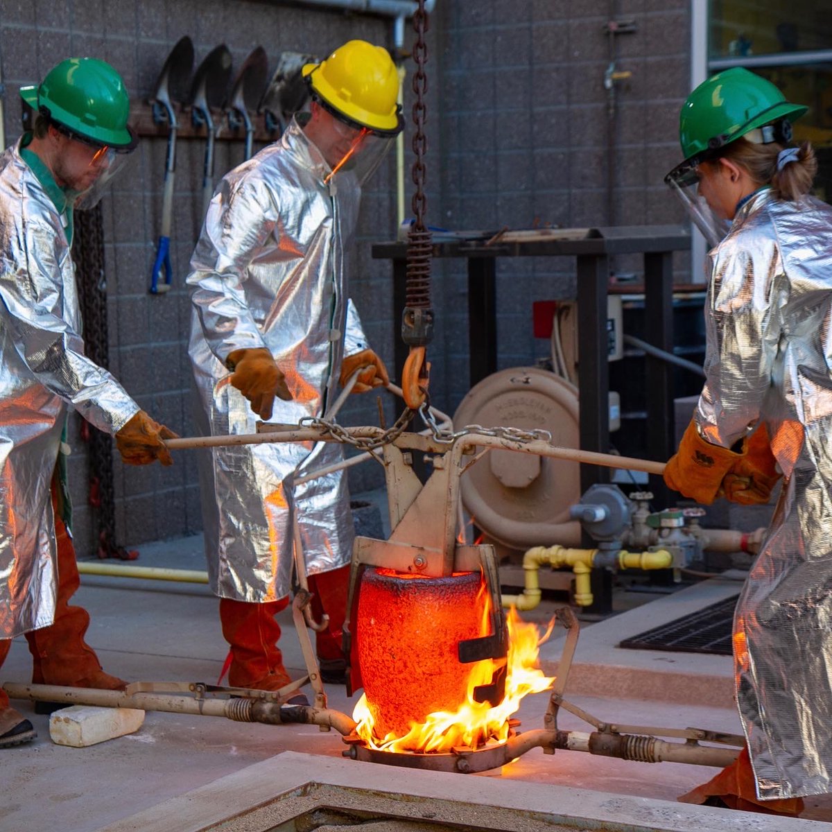 gatewayaz's tweet photo. #ICYMI A bronze pour was held at the GateWay Foundry last week led by Fine Arts Curator, Susan Mills.
Keep your eyes peeled on our social channels over the next few days to view the finished pieces π
#GateWayCC #education #art #bronze #sculpture https://t.co/WeYDAf0Z3D