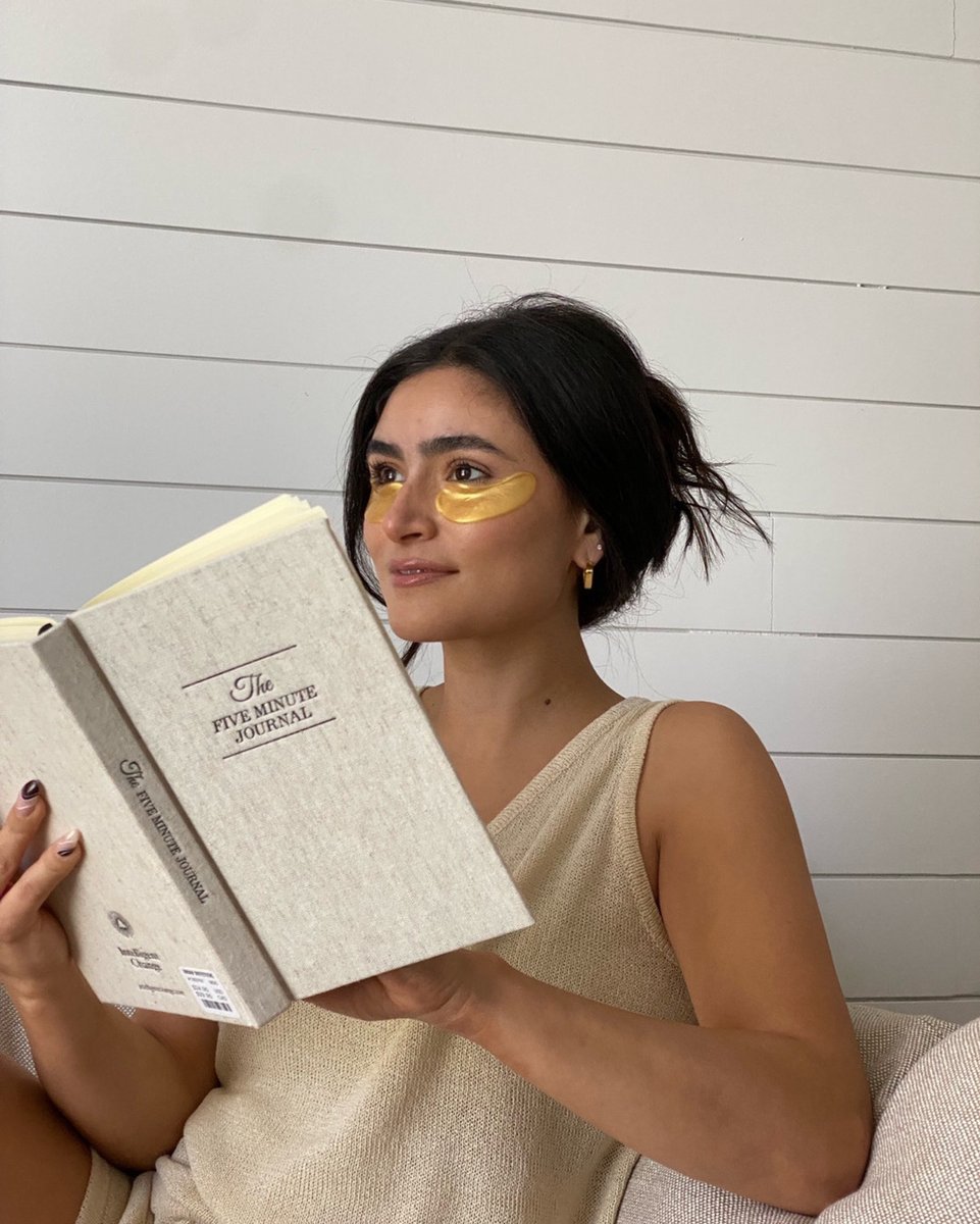 BEAUTOLOGYLAB's tweet image. Shift your language. 🤍 The words you choose have power. 

Writing daily not only helps you feel better every day but  improves your mental well-being. ✍🏻✨ #BeautologyLab