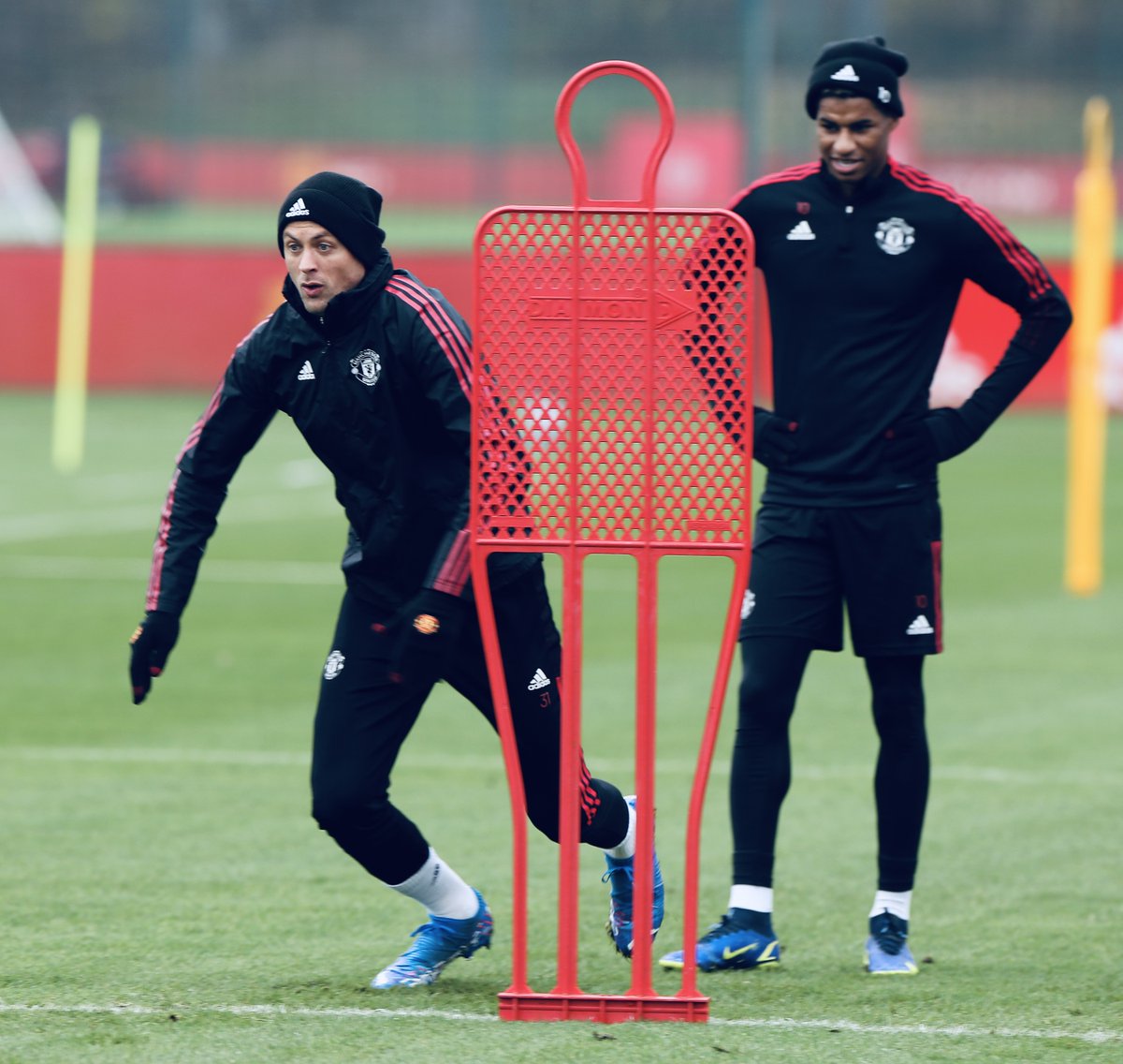 ManUtd's tweet photo. Pushing ourselves on the training pitch 🏃‍♂️😤

#MUFC https://t.co/Gs0ldRXJf4
