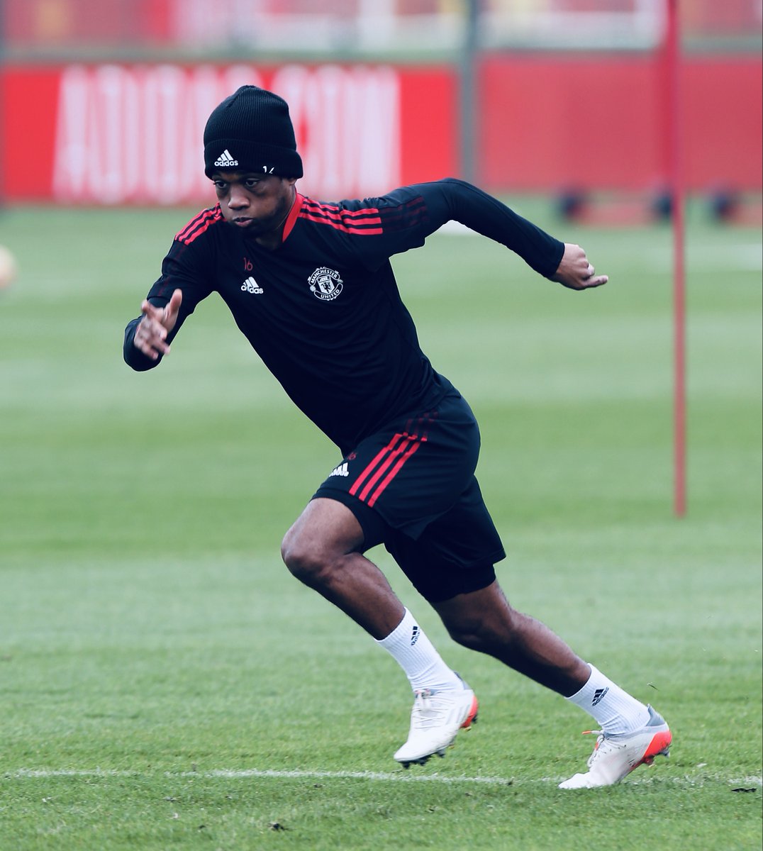 ManUtd's tweet photo. Pushing ourselves on the training pitch 🏃‍♂️😤

#MUFC https://t.co/Gs0ldRXJf4