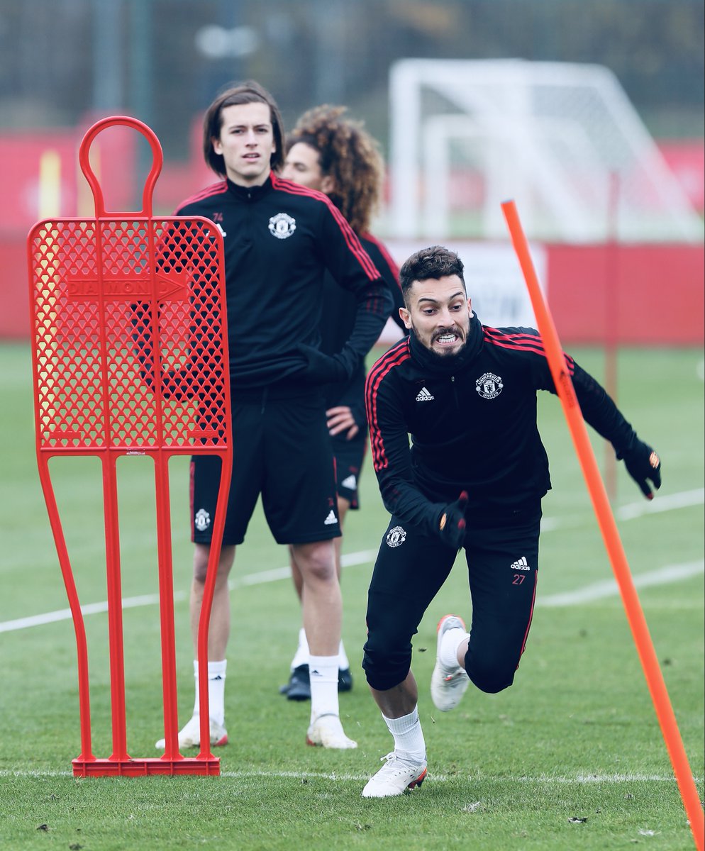 ManUtd's tweet photo. Pushing ourselves on the training pitch 🏃‍♂️😤

#MUFC https://t.co/Gs0ldRXJf4