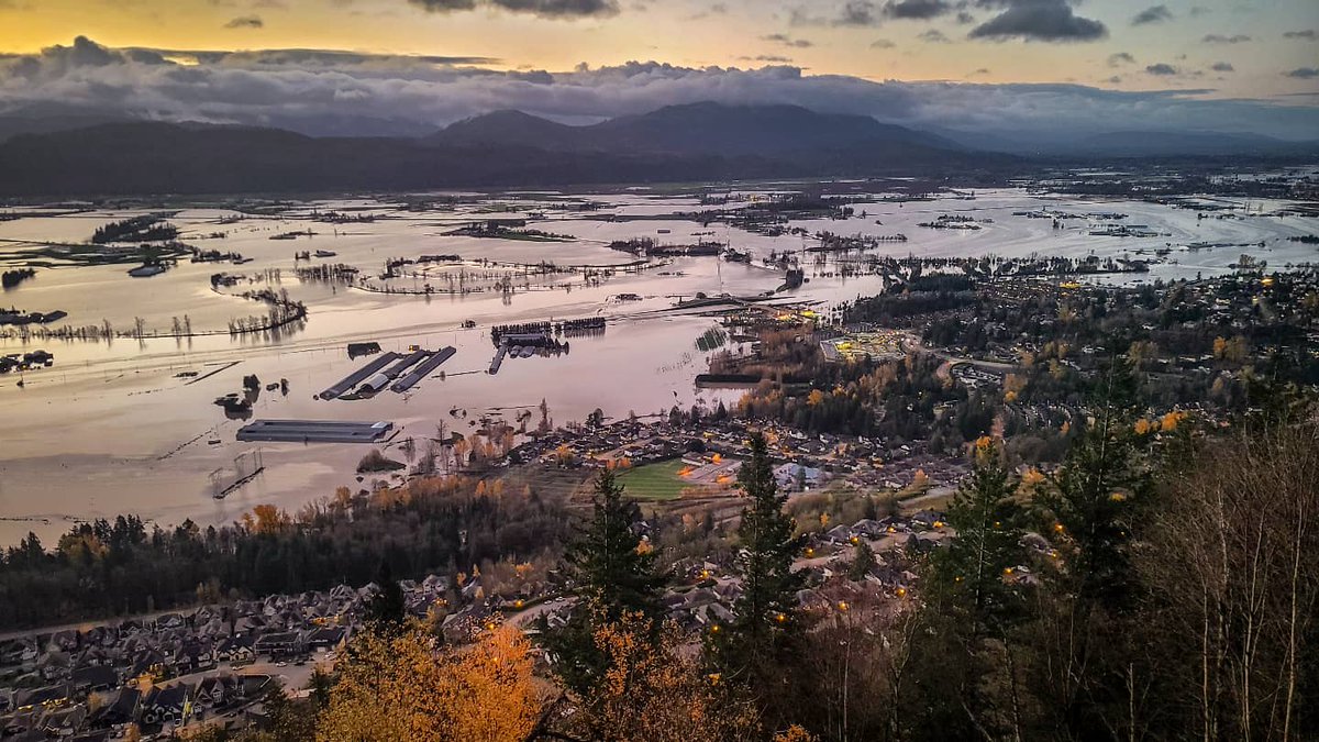 lightfilledart's tweet image. The #abbotsfordflood as seen this morning from McKee Peak near Whatcom Road exit. #flooding #abbotsford
