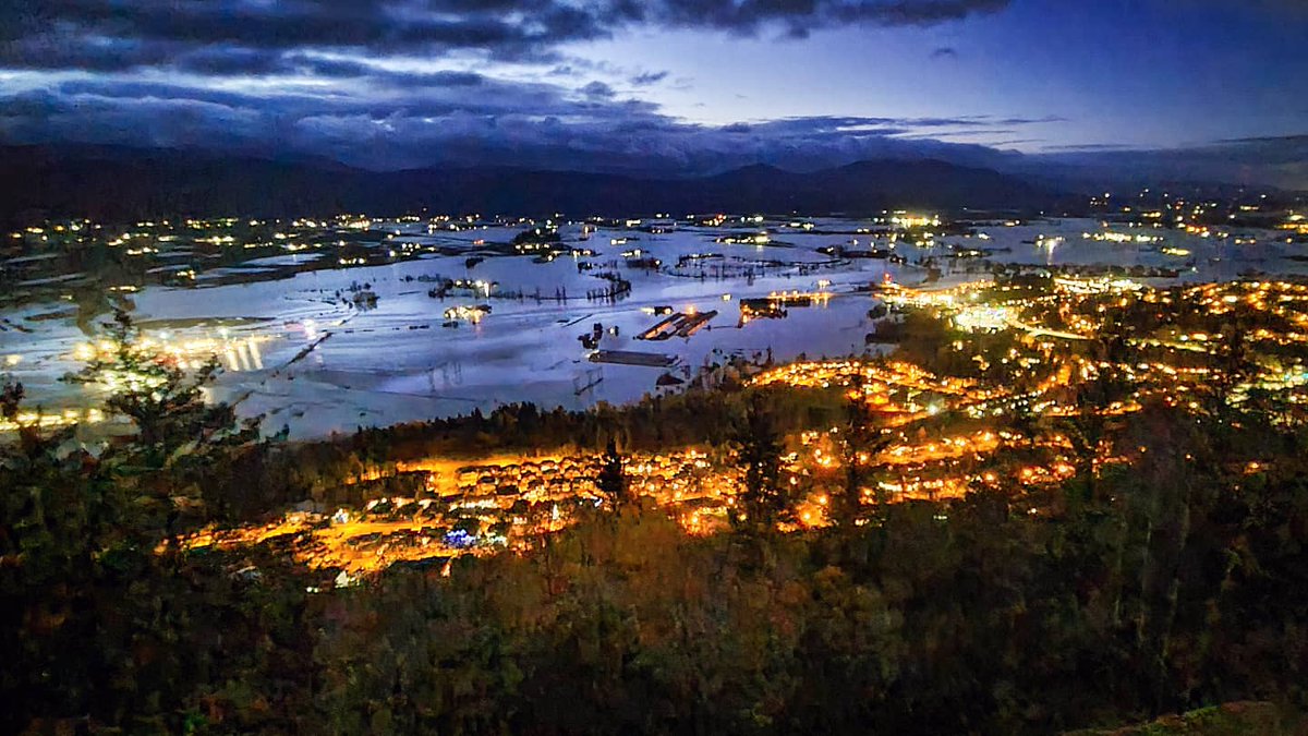 lightfilledart's tweet image. Abbotsford #flooding this morning above Whatcom Road exit. #abbotsfordflood #sumasprairie #AbbotsfordBC