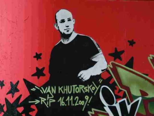 🔴Moscou, 16 novembre 2009 : Ivan Khutorskoy est assassiné par des nazis par balle, devant sa porte. Skin RASH, militant antifasciste, membre d'une asso d'aide juridique aux mineurs à la rue, combattant aguerri, il promouvait l'autodéfense populaire. Il vit dans nos luttes.✊