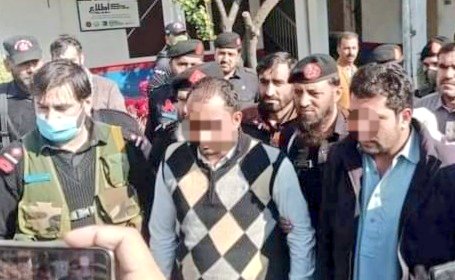 Numanbacha20's tweet photo. RT this and say #thanks.
 منشیات فروشوں کے خلاف سرگرم بھادر سماجی کارکن مرحوم محمد زادہ کے افسوس ناک قتل میں مبینہ طور پر ملوث ان دو ملزمان کی فوری گرفتاری پر مالاکنڈ لیوی فورس اور انتظامیہ داد کی مستحق ہے۔
@dcmalakand 
#justiceforMuhammadzada 
Picture courtesy: Facebook. https://t.co/hg4FBLaqIj