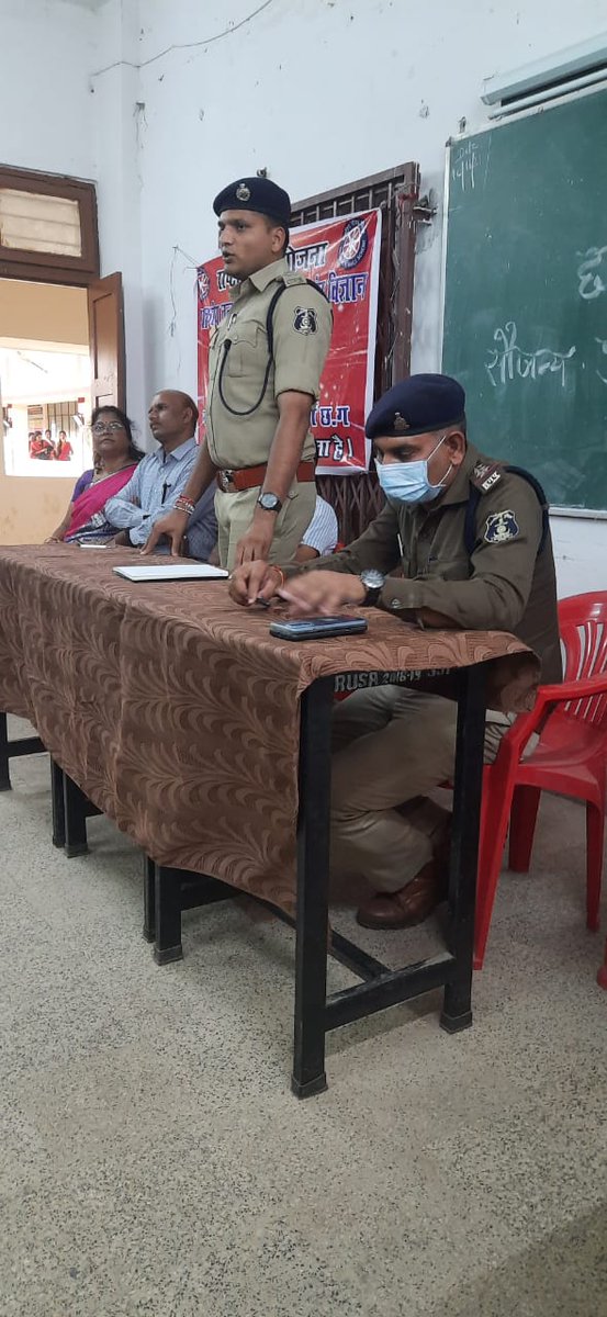 PoliceDurg's tweet photo. आज दिनांक 16 -11-21 को शासकीय चंदूलाल चंद्राकर महाविद्यालय पाटन मे एसडीओपी पाटन श्री देवांश सिंह राठौर  द्वारा थाना पाटन के स्टाफ के साथ "बाल सुरक्षा सप्ताह" के अंतर्गत बच्चों को गुड टच बैड टच के संबंध में विस्तार से बताया गया। 
#childsaftyweek #Durgpolice https://t.co/WaKo6UcfeT