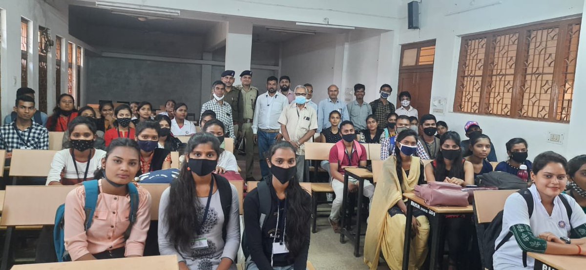 PoliceDurg's tweet photo. आज दिनांक 16 -11-21 को शासकीय चंदूलाल चंद्राकर महाविद्यालय पाटन मे एसडीओपी पाटन श्री देवांश सिंह राठौर  द्वारा थाना पाटन के स्टाफ के साथ "बाल सुरक्षा सप्ताह" के अंतर्गत बच्चों को गुड टच बैड टच के संबंध में विस्तार से बताया गया। 
#childsaftyweek #Durgpolice https://t.co/WaKo6UcfeT