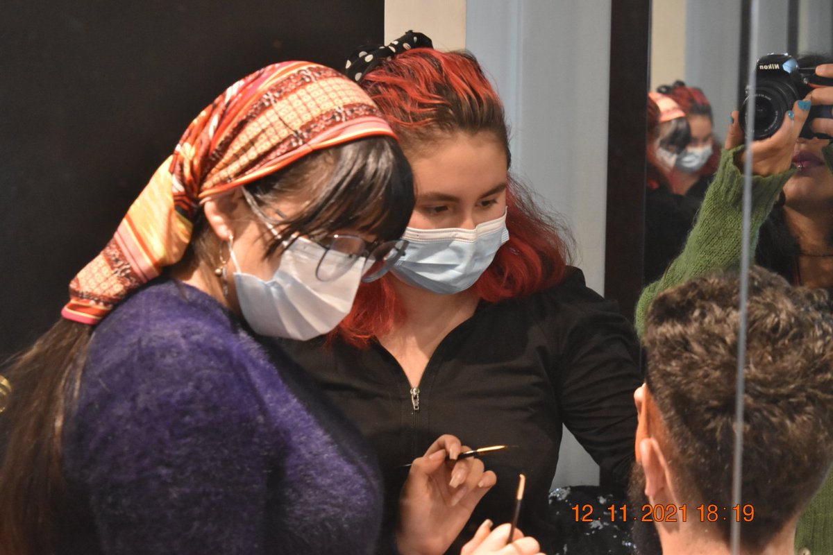CICACOLOMBIA's tweet photo. Nuestro equipo de trabajo en plena preparación, maquillaje, vestuario, textos, con amor y Dios siempre salimos al escenario queriendo darlo todo para nuestro público.....🙏🏻🎭💥 𝗭𝗼𝗿𝗿𝗼 𝘌𝘭 𝘥𝘪𝘴𝘦ñ𝘢𝘥𝘰𝘳 https://t.co/1LQWNCMGlg