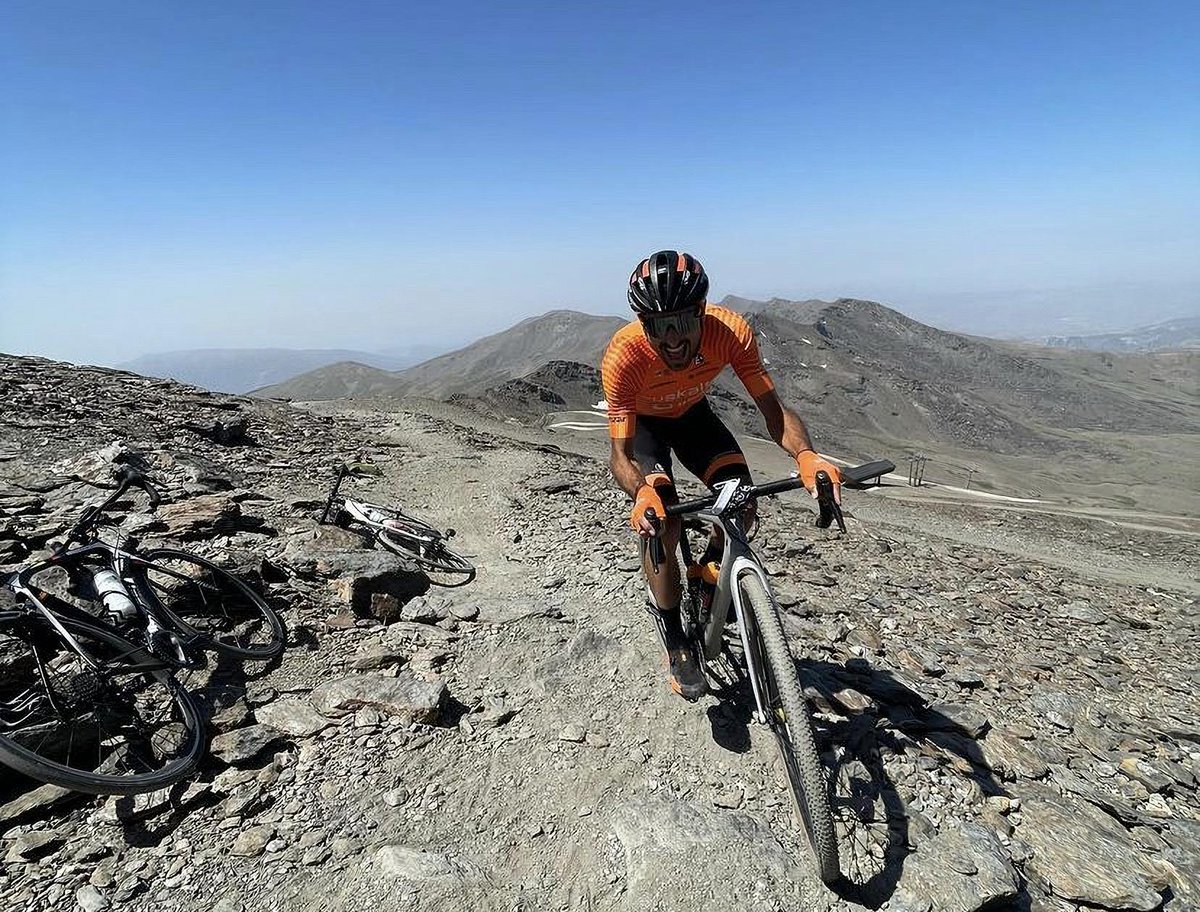 ccvolata's tweet photo. "Subir al Pico del Veleta, a 3.396 m de altitud, es un ritual obligatorio en mis concentraciones. Siempre digo que un Veleta al año tendría que estar recetado".
@luisangelmate traza las rutas para llegar a la cima en #LaMiradaMaté de #VOLATA29.
👉🏽 https://t.co/rzp9WC2Px2 https://t.co/6LAHL2dFFK