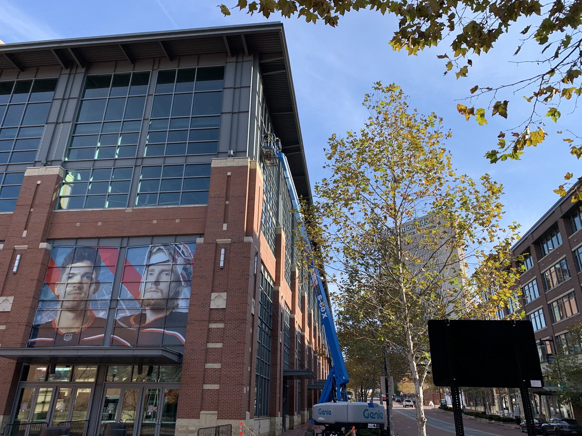 NationwideArena's tweet photo. Nice day to catch up on some chores around the house. #washingwindows https://t.co/AW0rX8lWCt