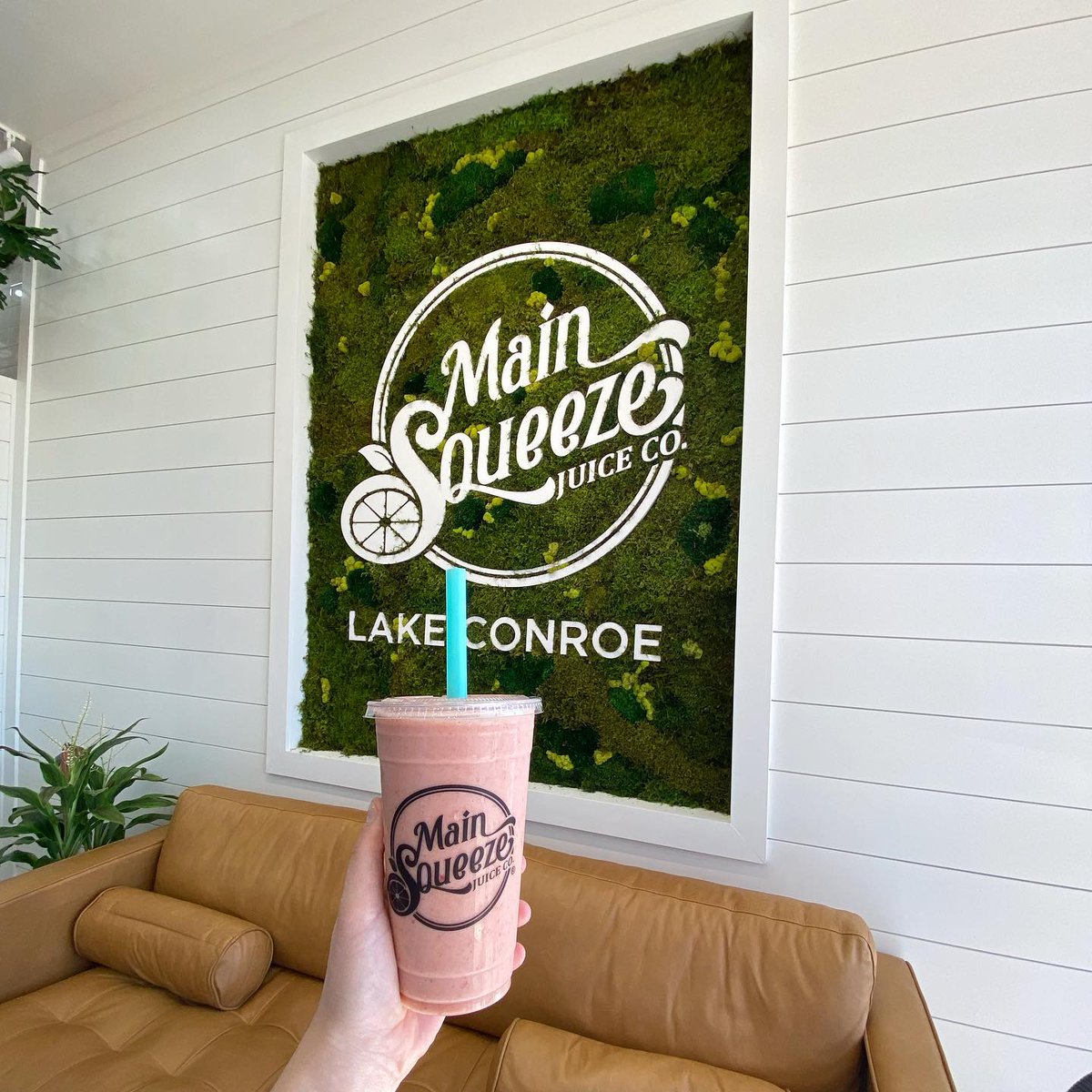 @mainsqzjuiceco opened on #LakeConroe recently! They make the best smoothies, cold-pressed juices, acaí bowls, and more! Come get your daily dose of fresh fruits and veggies here! 📷: Liv #VisitConroe bit.ly/2TSwu58